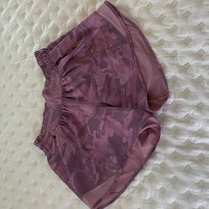 Pink camo lululemon hotty hots 4 inches